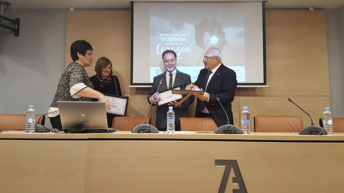 IMG 20180316 WA0008 1 Stop Violencia de Género Digital nombra al decano socio de honor