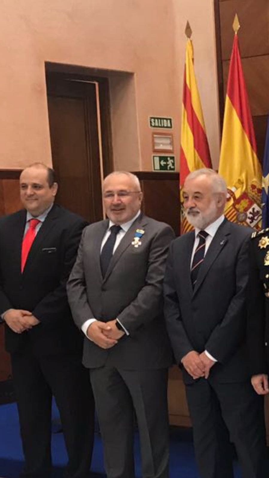 angelgrupogess El Grupo GEES distingue a nuestro decano con el galardón 'Universita Summa Cum Laude'