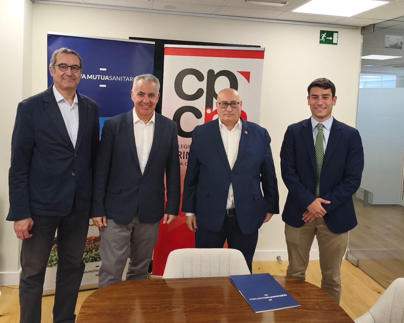Representantes del CPCM y Nueva Mutua Sanitaria tras la firma del acuerdo