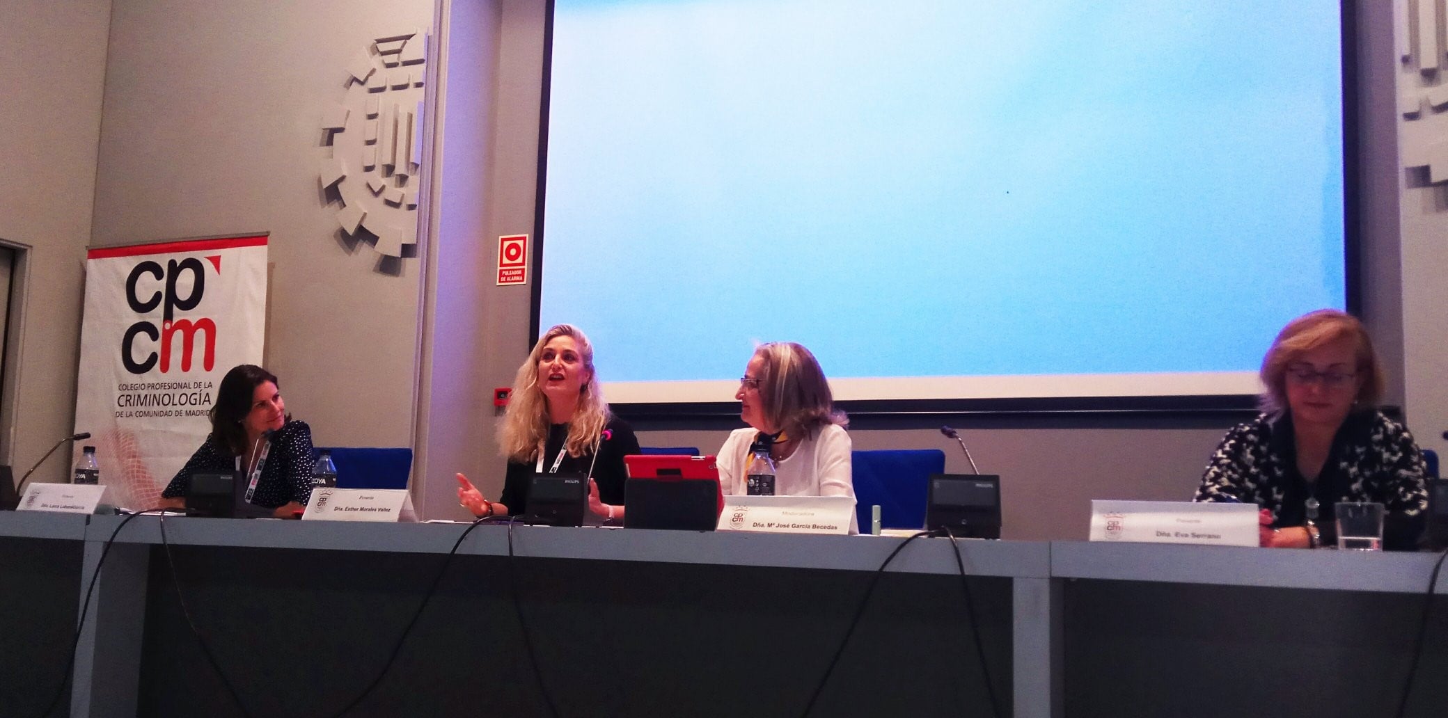 j4 RESUMEN JORNADA 'MUJER Y CRIMINOLOGÍA' DEL 26 DE ABRIL DE 2019 j4 RESUMEN JORNADA 'MUJER Y CRIMINOLOGÍA' DEL 26 DE ABRIL DE 2019
