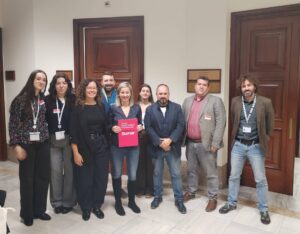 Representantes del CPCM y del Grupo Sumar tras registrar la Proposición de Ley de Criminología en el Congreso de los Diputados