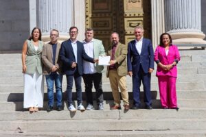 Foto de familia en la escalinata del Congreso de los Diputados tras el registro de la Proposición de Ley de la Criminología